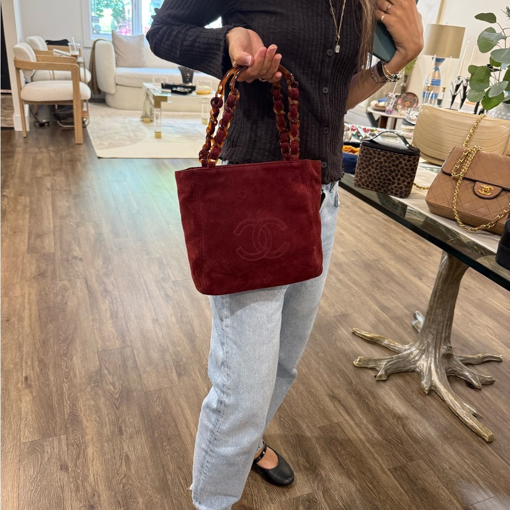 Chic CHANEL Authentic Burgundy Suede Handbag with Tortoise Handles